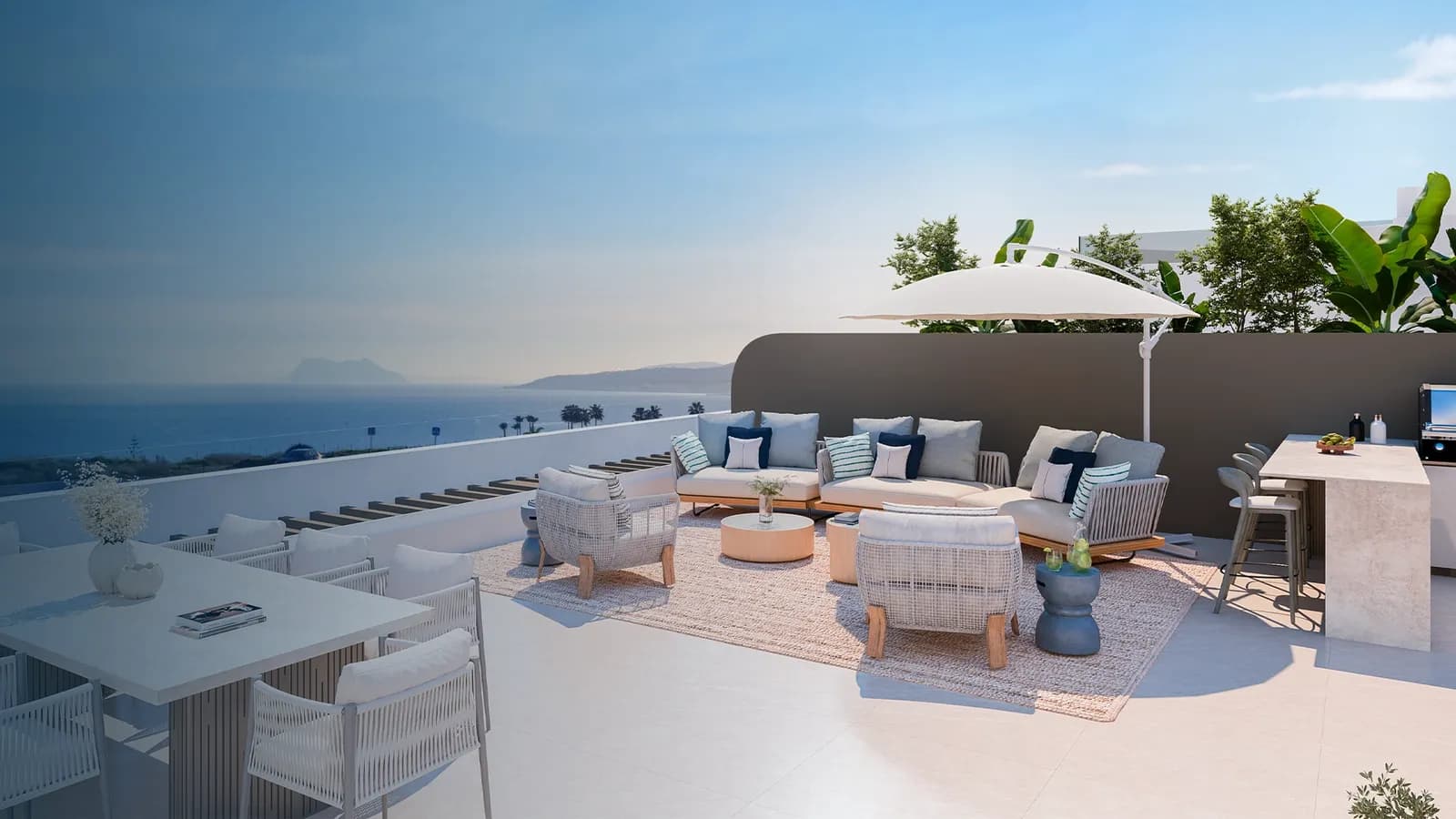 Terrasse sur le toit de Maralto avec salon extérieur et vue sur la mer à Estepona